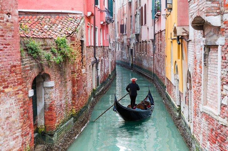 Gondolier sur un canal à Venise