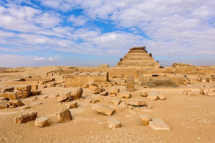 Pirámide y ruinas en Saqqara