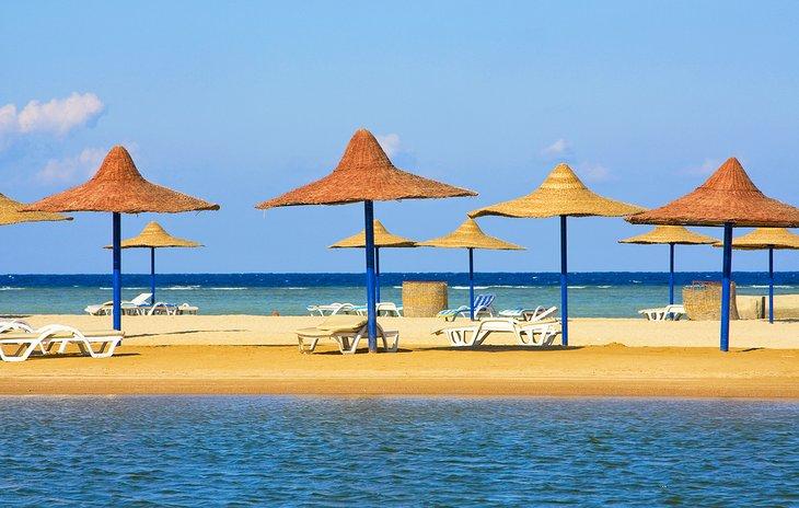 Sombrillas en la playa en Hurghada