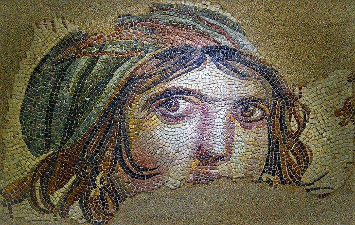 Zigeunermädchen-Mosaik im Gaziantep Zeugma-Mosaikmuseum