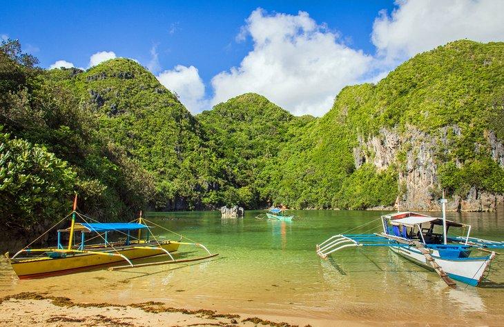 Bateaux d'île en île dans les îles Caramoan