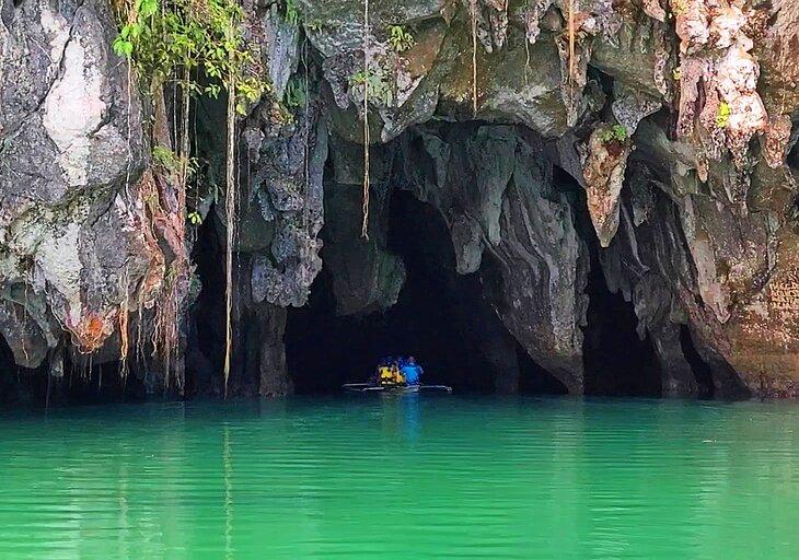 Un bateau entrant dans la rivière souterraine