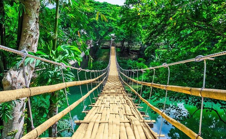 Pont suspendu en bambou au-dessus de la rivière Loboc sur l'île de Bohol