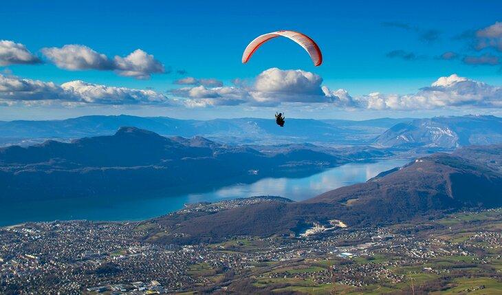 Paraglider über Aix-les-Bains