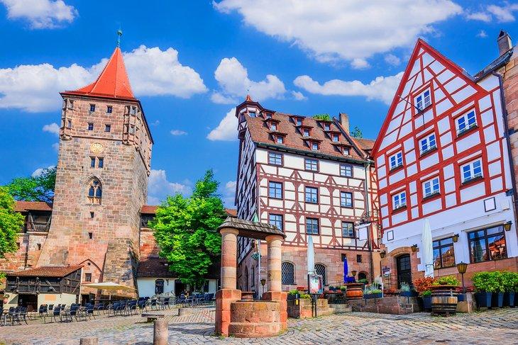 Plaza Tiergartnertor en la vieja ciudad de Nuremberg