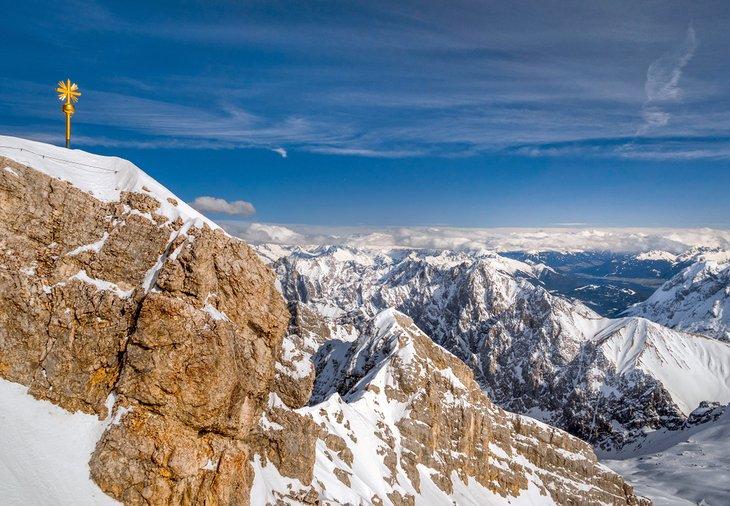 Cruz dorada en el Zugspitze