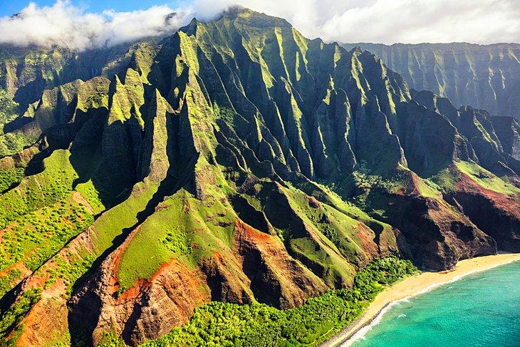 Vista aérea de la icónica costa Na Pali en la isla de Kauai