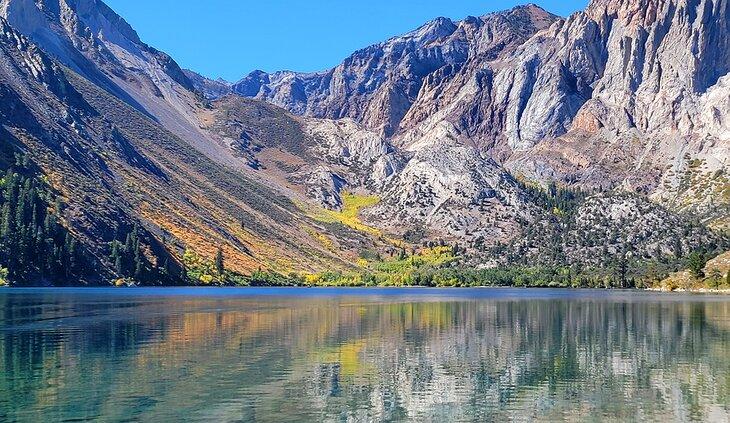 Lago Convict en otoño temprano