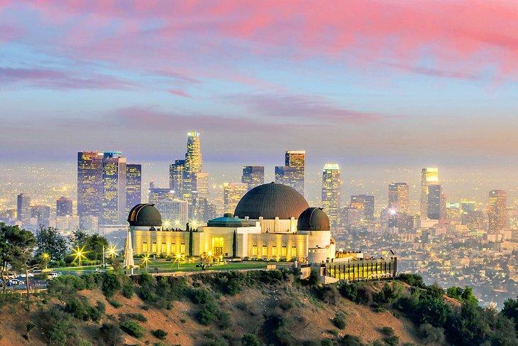 Observatorio Griffith y el horizonte de la ciudad de Los Ángeles al atardecer