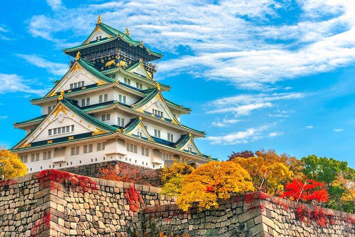 Castillo de Osaka con hojas de otoño