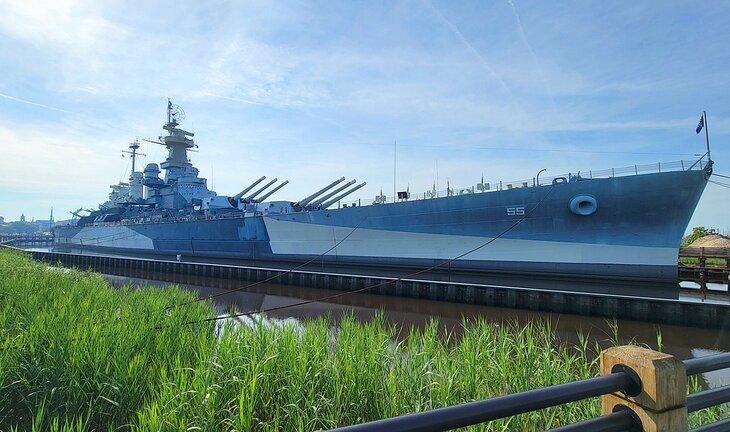 Battleship North Carolina desde el SECU Memorial Walkway
