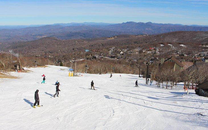 Esquiando y haciendo snowboard en Beech Mountain Ski Resort