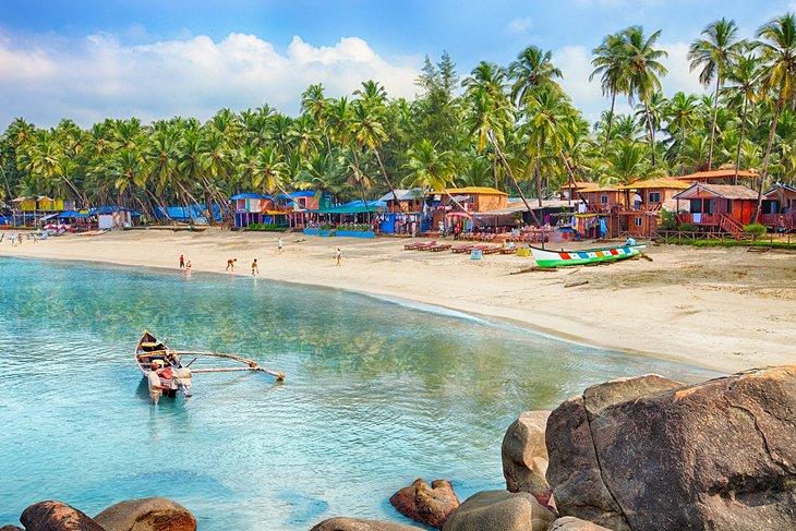 Plage bordée de palmiers à Goa