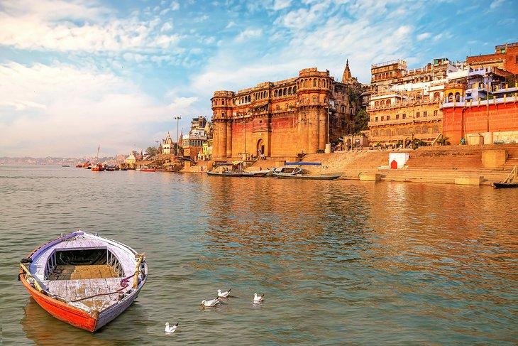 La ville de Varanasi le long des rives du fleuve Gange