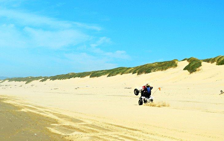 Piloto de OHV en las Dunas de Oregón