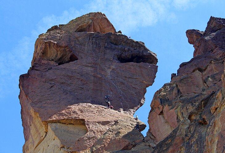 Escaladores en Monkey Face en el Parque Estatal Smith Rock