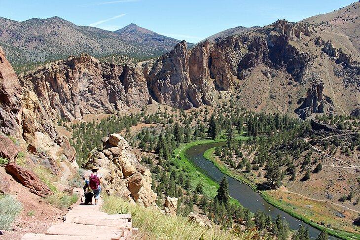 Senderistas en Misery Ridge en el Parque Estatal Smith Rock