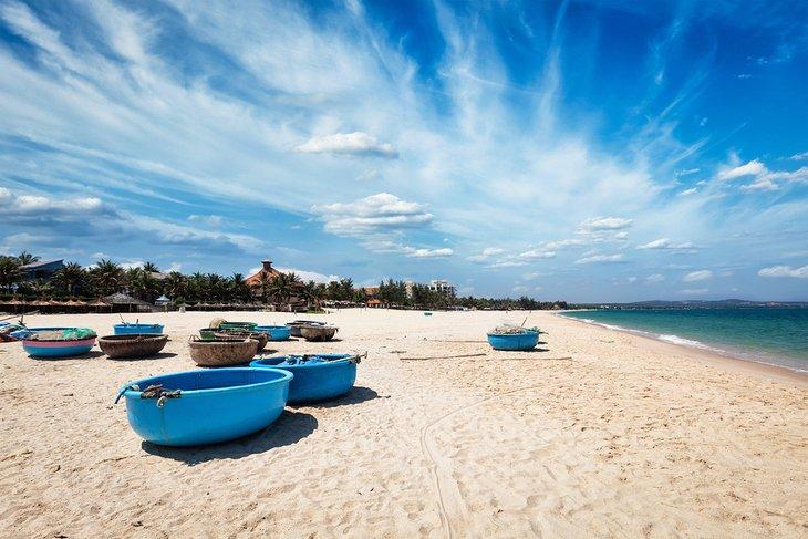 Barcos de pesca en la playa de Mui Ne