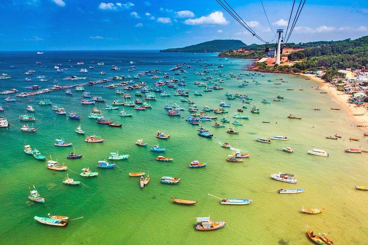 Vista de coloridos barcos de pesca desde el teleférico de Phu Quoc
