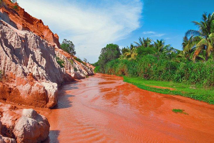 Acantilados rojos y río en Mui Ne