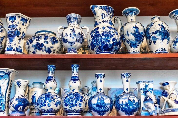 Vases en porcelaine Royal Delft à vendre à Delft, Pays-Bas