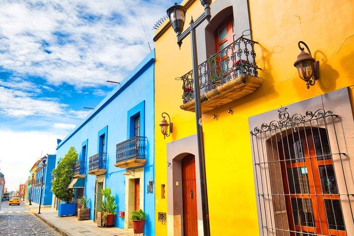Edificios coloridos en el centro de Oaxaca