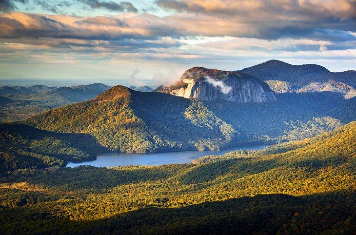 Vue de Table Rock depuis le parc d'État de Caesars Head