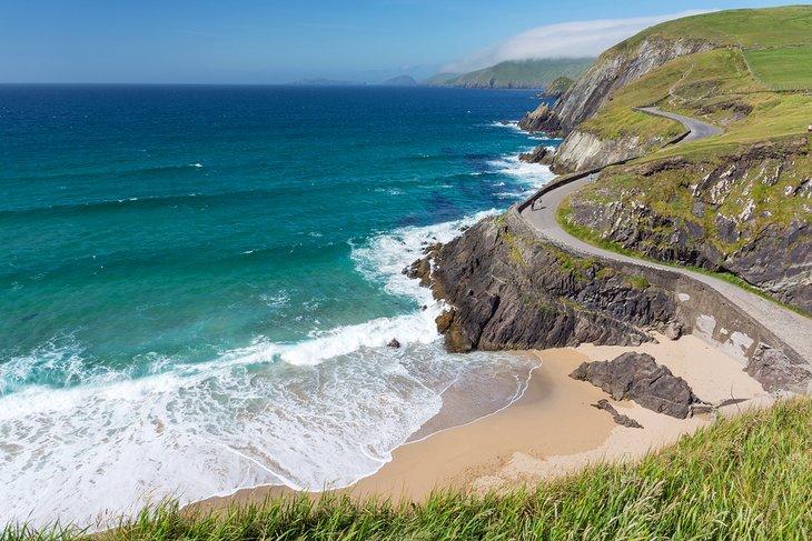 Playa respaldada por acantilados entre Slea Head y Dunmore Head en la Península de Dingle
