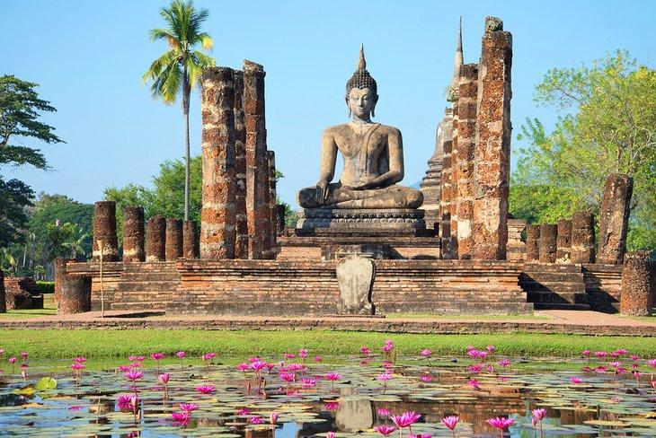 Buddha in den Ruinen des Tempels Wat Chana Songkram, Sukhothai Alte Stadt