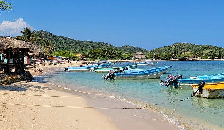 Botes en la costa frente a Buen Hombre