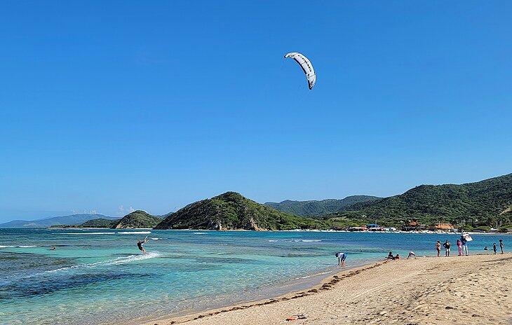 Autor Michael Law practicando kitesurf en Buen Hombre