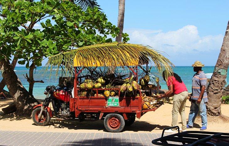 Vendedor de coco en Las Terrenas