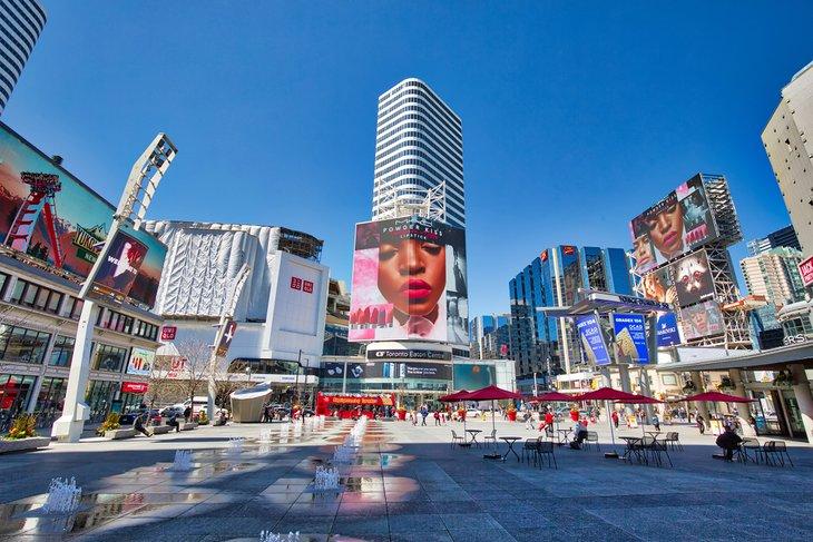 Plaza Yonge Dundas | eskystudio / Shutterstock.com