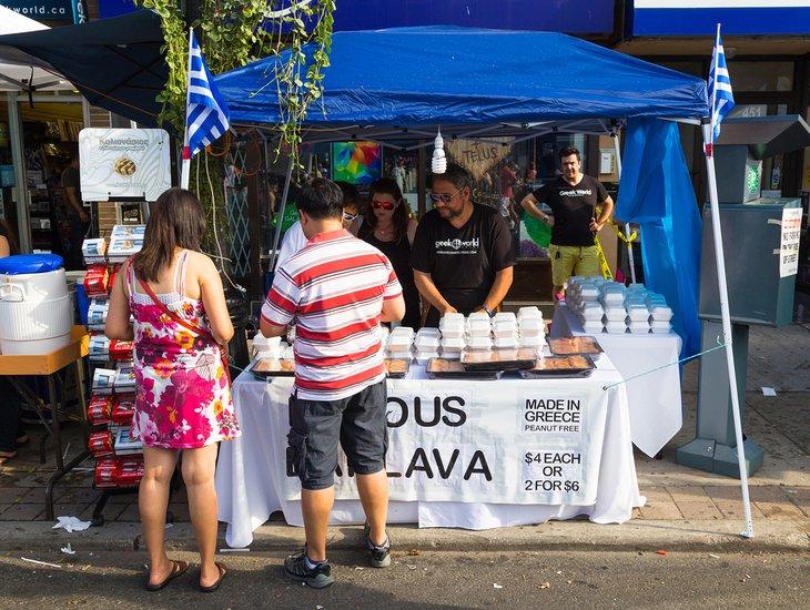 Comida griega en The Danforth | mikecphoto / Shutterstock.com