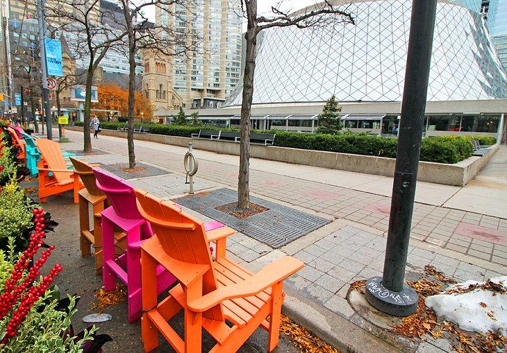 Sillas Muskoka frente al Roy Thomson Hall