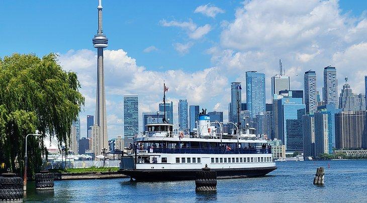 Ferry atracado en las Islas de Toronto | Crédito de la foto: Michael Law