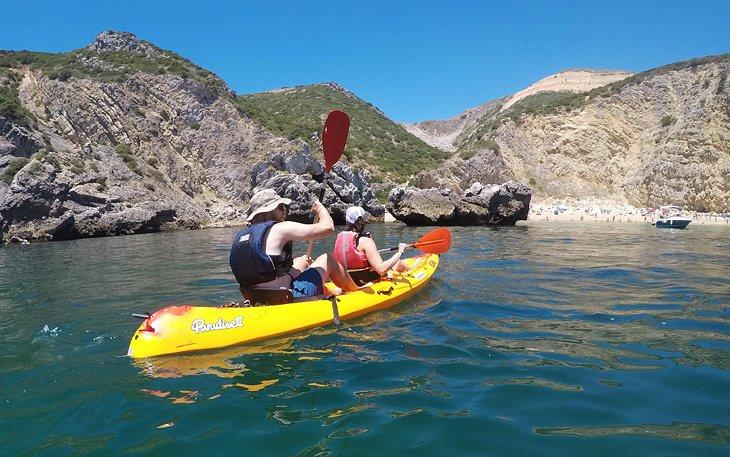 Kayak en la playa de Ribeira do Cavalo cerca de Sesimbra