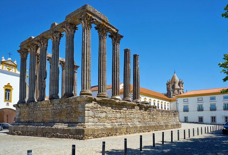 Templo romano con la catedral de Évora a lo lejos