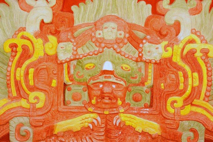 Œuvre d'art sur la réplique du temple Rosalila au musée de la sculpture maya