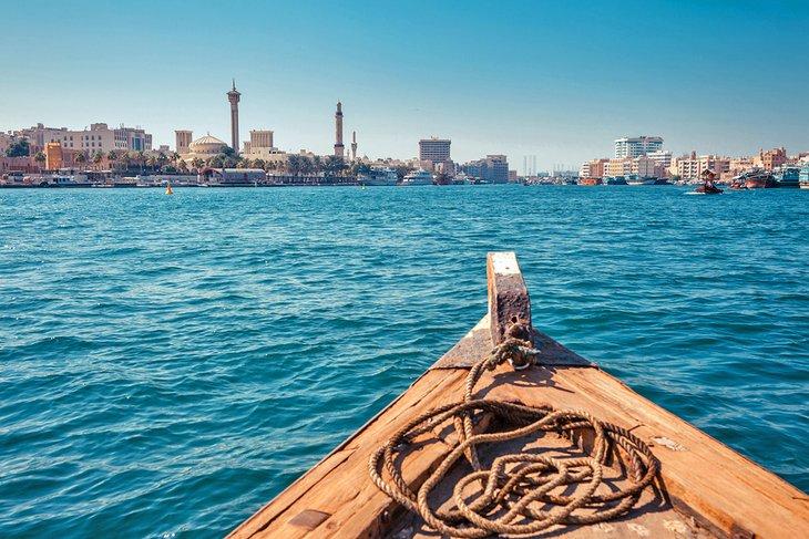 Balade en abra sur la crique de Dubaï