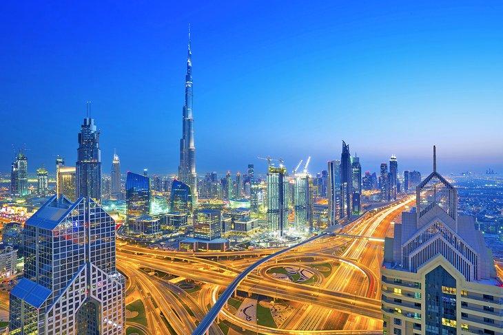 Vue aérienne de la Sheikh Zayed Road au crépuscule