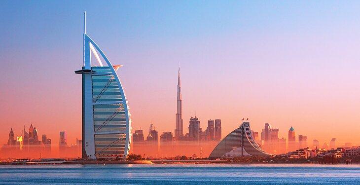 Burj Al-Arab et la ligne d'horizon de Dubaï au coucher du soleil