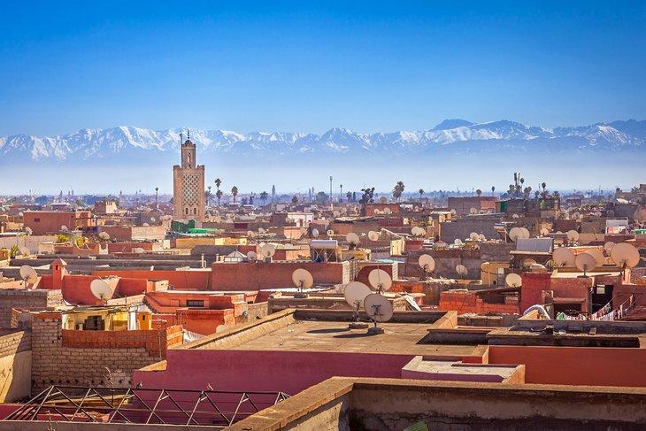 Medina de Marrakech con las montañas del Atlas al fondo