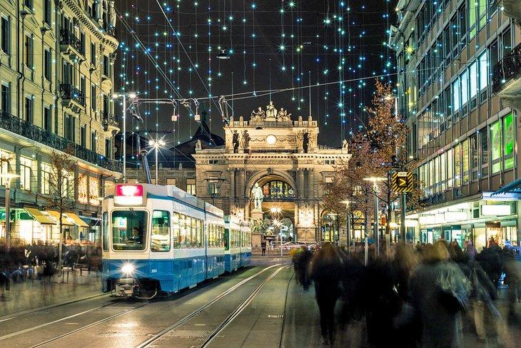 Decoraciones navideñas en Bahnhofstrasse