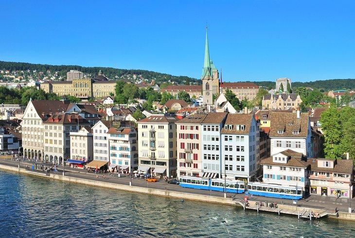 Vista del casco antiguo de Zúrich desde Lindenhof