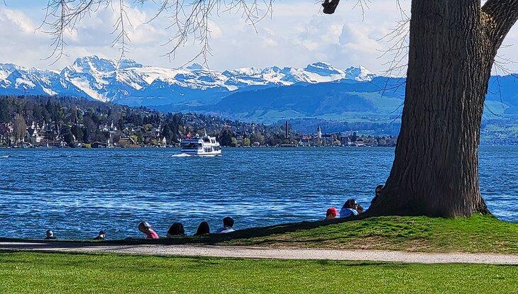 Un barco turístico en el Lago Zúrich
