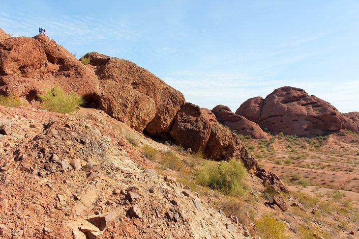 Una familia haciendo senderismo en Papago Park, Phoenix