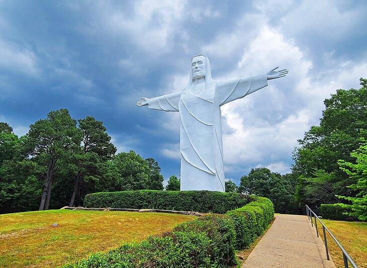 Cristo de las Ozarks en la Montaña Magnética