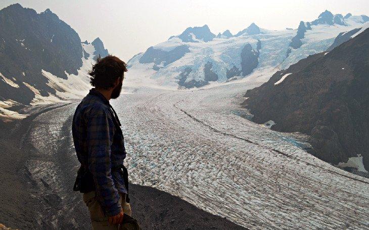 Autor, Brad Lane, en la morrena lateral del Glaciar Azul
