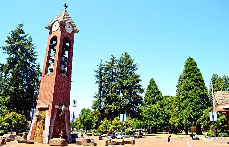 Torre del Campanario Salmon Run en el Parque Esther Short